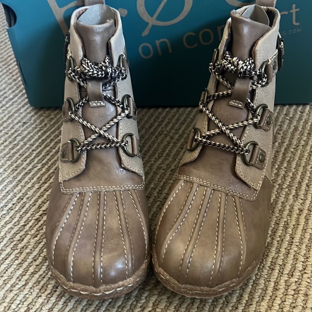 NEW Boc by born duck boots taupe 6